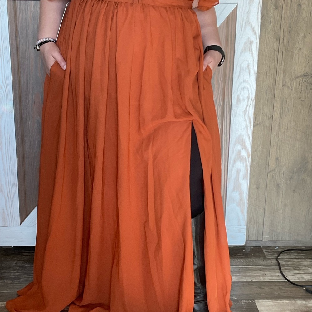 Elegant Burnt Orange Off-Shoulder Chiffon Dress with Pleating in Bust. Size 18 - Picture 6 of 9
